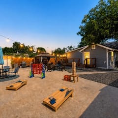 Fireplace~Outdoor Games~Near Downtown~Grill