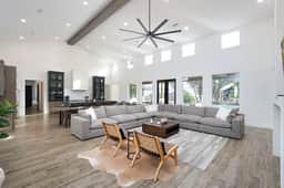 Near Frio~Pool~Hot tub~2 Kitchens~For 30 • White Horse Frio - Image 3
