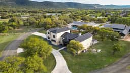 Near Frio~Pool~Hot tub~2 Kitchens~For 30 • White Horse Frio - Image 2