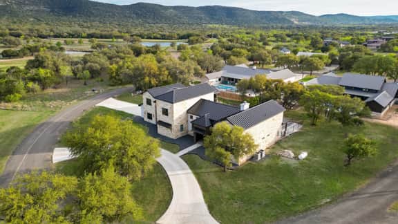 Near Frio~Pool~Hot tub~2 Kitchens~For 30 • White Horse Frio - Image 2