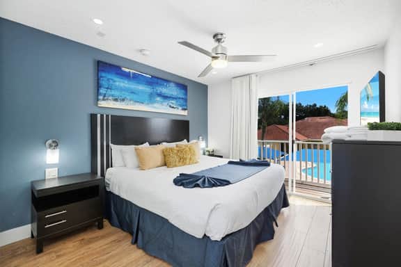 Private Resort Access~King Bed~Hot Tub~Balcony - Image 3