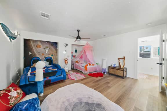SeaWorld 15min~Themed Kids Rooms~Patio Fun~Play - Image 3