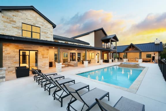 Near Frio~Pool~Hot tub~2 Kitchens~For 30 • White Horse Frio - Image 1