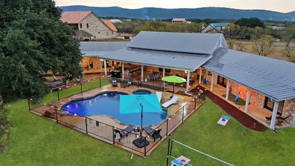 Adelante · Outdoor Theater~Near River~Pool~Hot Tub~Mini Golf - Image 1