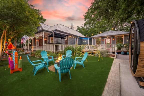 Hot Tub~Sauna~Fire Pit~Putting green~Downtown - Image 1