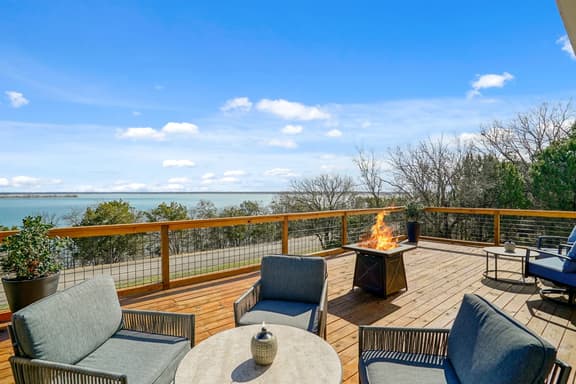 Walk to Lake Whitney~Fire Pit~BBQ Grill~King Bed - Image 1